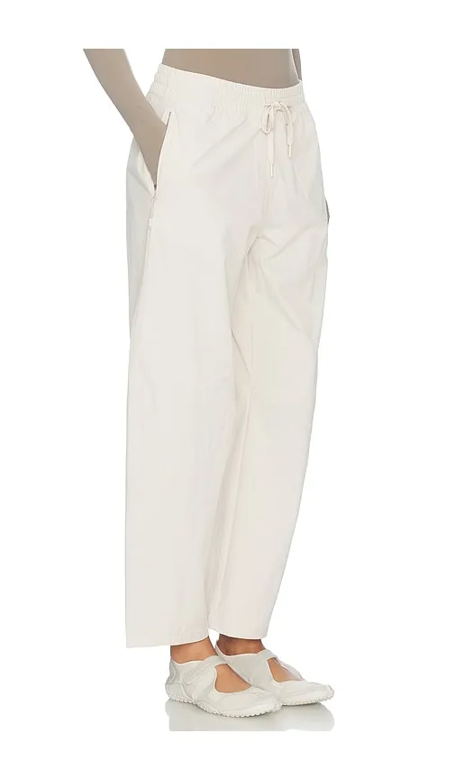 Peak Barrel Leg Pant in Beige. - size L (also in M, S, XS) - Beyond Yoga - Modalova