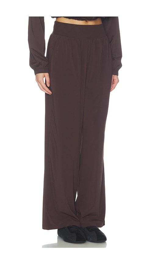 Move Free Pant in Brown. - size L (also in M, S) - Beyond Yoga - Modalova