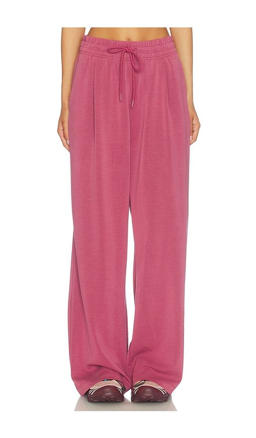 Luxe Sandwash Jersey Puddle Leg in Mauve. - size L (also in M, S, XL, XS) - Beyond Yoga - Modalova