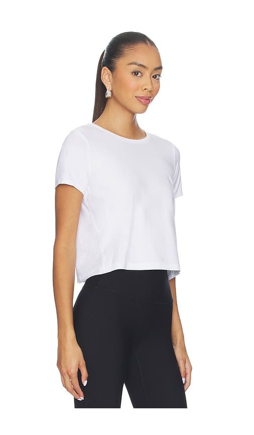 Featherweight Supreme Cropped Tee in White. - size L (also in M, S, XL, XS) - Beyond Yoga - Modalova