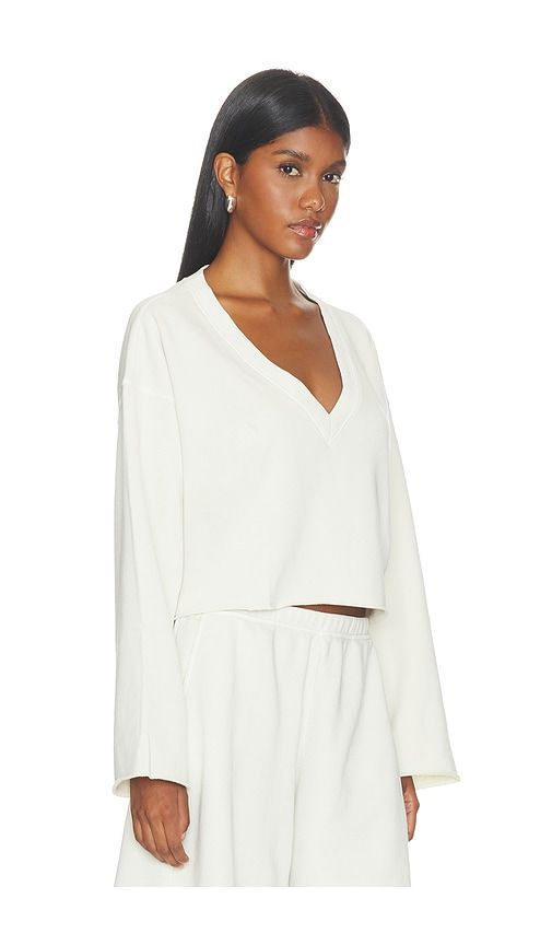 Fade Out Cropped Long Sleeve in Ivory. - size M (also in S) - Beyond Yoga - Modalova