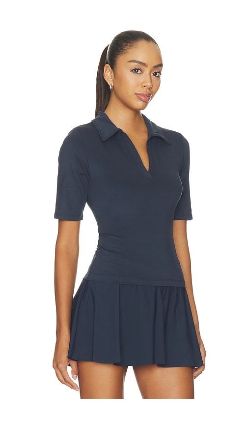 Sport Active V-neck Polo Top in Navy. - size M (also in S) - Beyond Yoga - Modalova