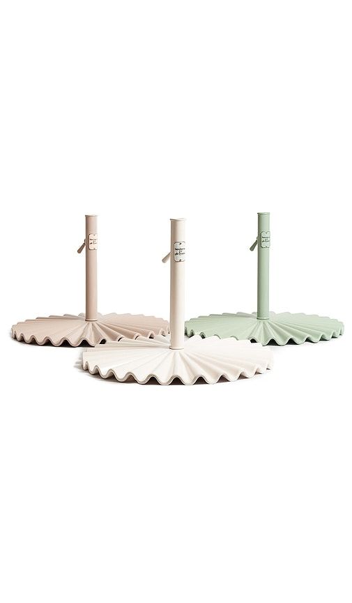 Clamshell Base in White - business & pleasure co. - Modalova