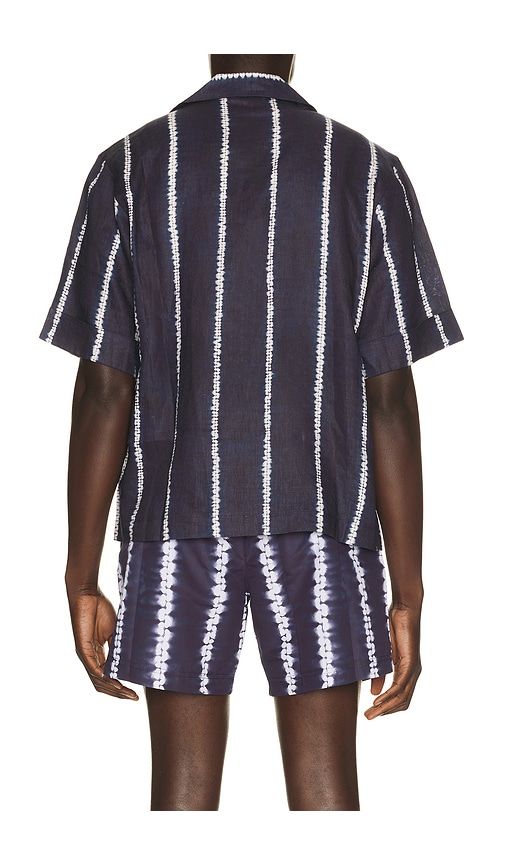 Shibori Stripe Cuffed Camp Collar Shirt in Blue. - size L (also in M, XL/1X, XXL/2X) - Commas - Modalova