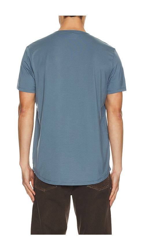 AO Curve Hem Tee in Blue. - size S (also in XXL/2X) - Cuts - Modalova