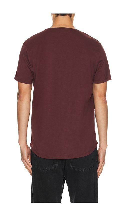 AO Curve Hem Tee in Burgundy. - size S (also in XXL/2X) - Cuts - Modalova