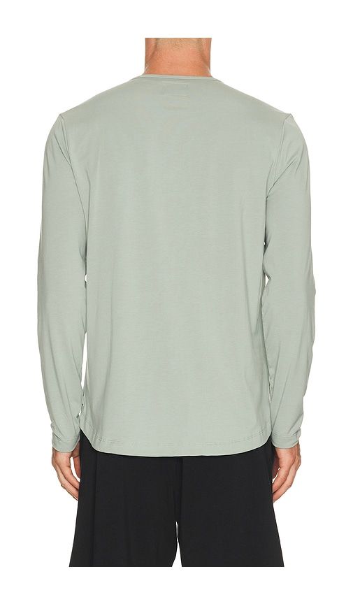 Curve Hem Long Sleeve Henley in Slate. - size M (also in XXL/2X) - Cuts - Modalova