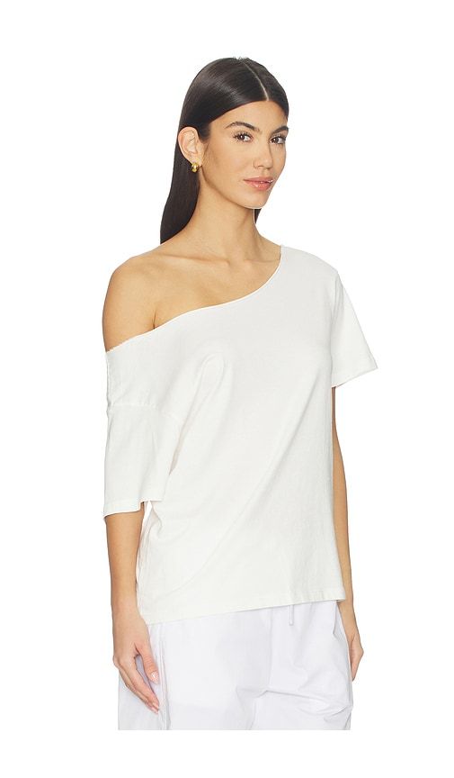 Solid Off The Shoulder Tee in White. - size L (also in XL, XS) - DAYDREAMER - Modalova