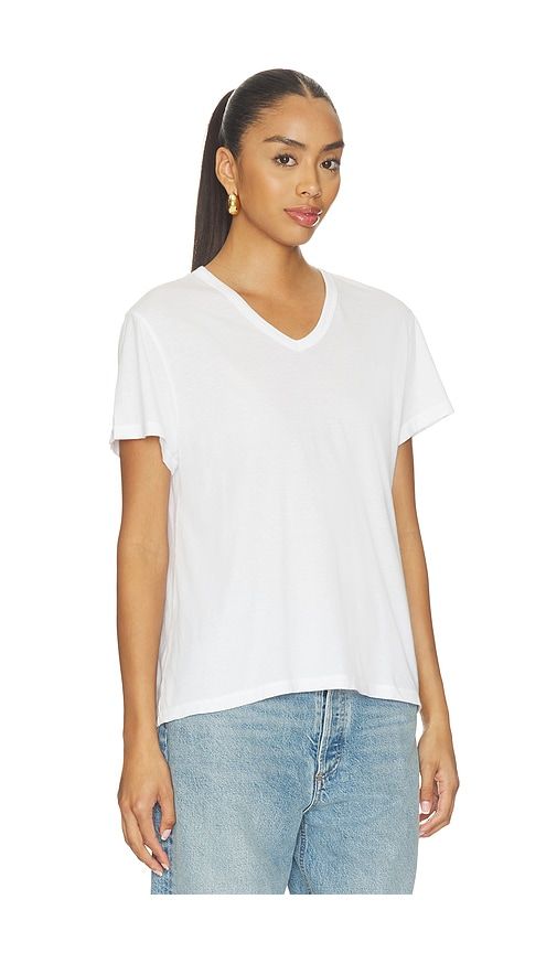 The Jersey V-neck Tee in White. - size M (also in S) - DONNI. - Modalova