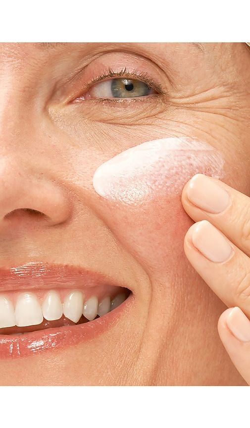 Líquido de protecció solar mineral de defensa diaria de brillo universal universal glow daily defense mineral sunscreen fluid en color be - Dr. Loretta - Modalova