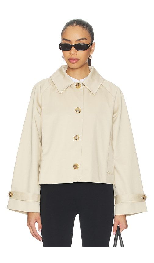 Wynn Cropped Trench Coat in Beige. - size L (also in M, S, XL, XS) - Elodie the Label - Modalova