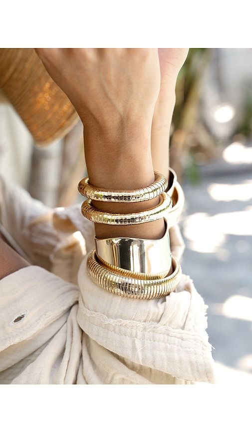 Smooth Cuff Bracelet in Metallic - Ettika - Modalova