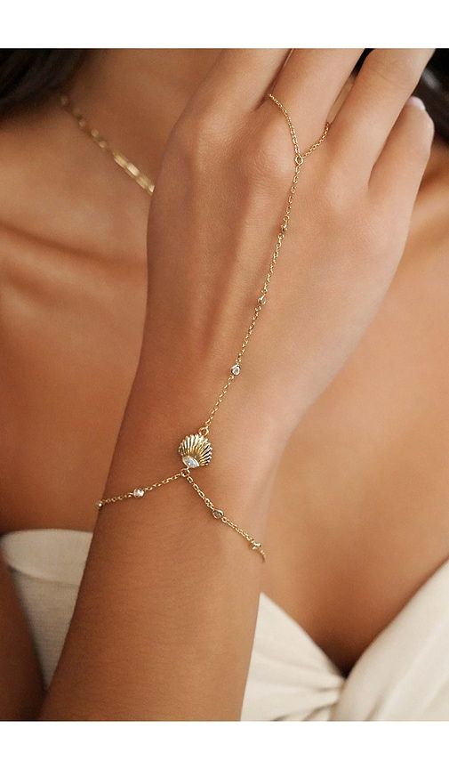 Oceanic Dreams Hand Chain in Metallic - Ettika - Modalova