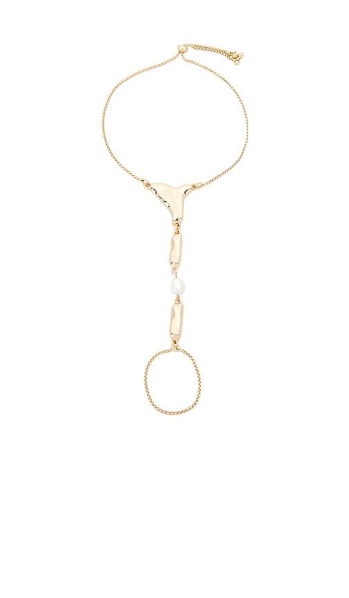 Liquid Metal Hand Chain in Metallic - Ettika - Modalova