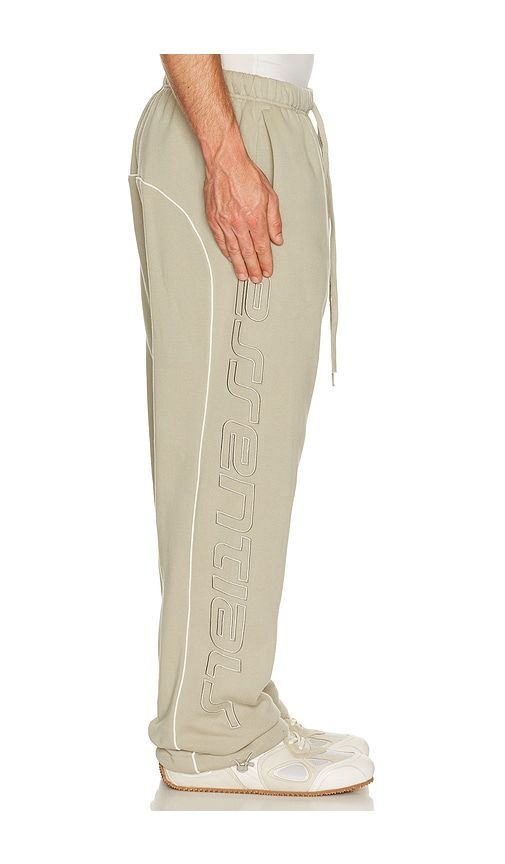 Active Trace Relaxed Sweatpant in Grey. - size L (also in M, XL/1X) - Fear of God ESSENTIALS - Modalova