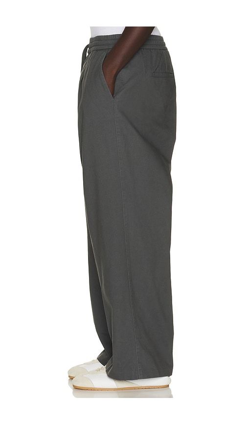 Pleat Front Drawstring Pant in Grey. - size L (also in M, S, XL/1X, XXL/2X) - Fear of God ESSENTIALS - Modalova