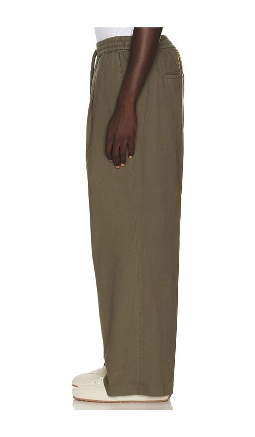 Pleat Front Drawstring Pant in Green. - size M (also in S, XS) - Fear of God ESSENTIALS - Modalova