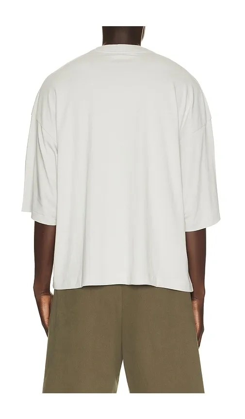 Merch Tee in Grey. - size L (also in M, S, XL/1X, XS) - Fear of God ESSENTIALS - Modalova