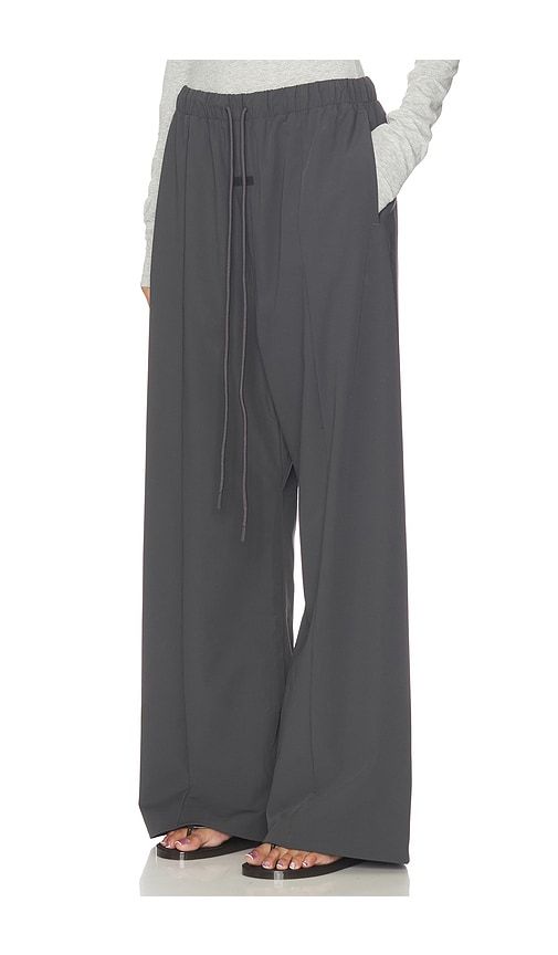 Relaxed Track Pant in Grey. - size M (also in S, XL, XS) - Fear of God ESSENTIALS - Modalova