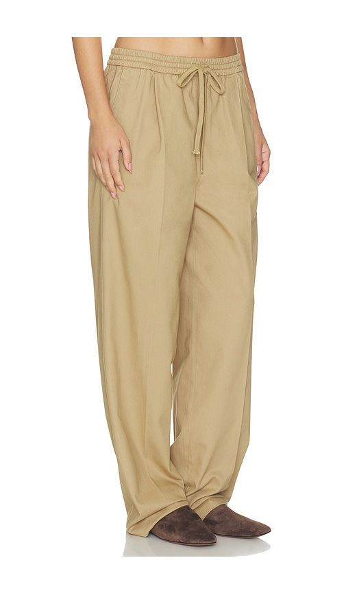 Pleat Front Drawstring Pant in Brown. - size L (also in M, S, XS) - Fear of God ESSENTIALS - Modalova