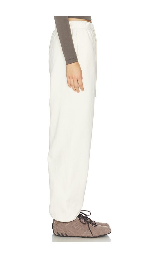 Classic Fleece Sweatpant in Ivory. - size L (also in M, S, XS) - Fear of God ESSENTIALS - Modalova