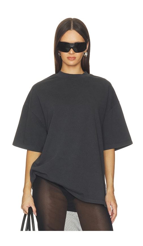 Signature 90's Fit Tee in Black. - size S (also in XS) - Fear of God ESSENTIALS - Modalova