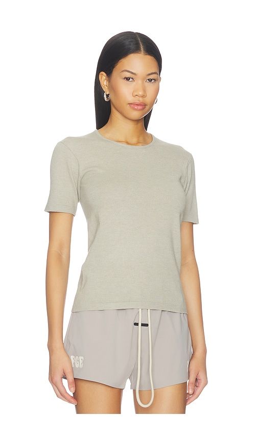 Slim Classic Tee in Green. - size L (also in M, S, XS) - Fear of God ESSENTIALS - Modalova