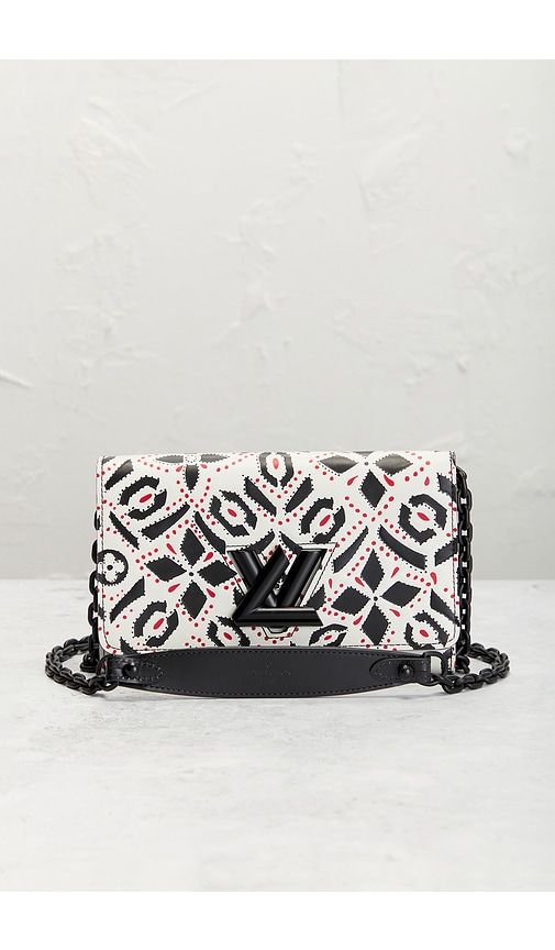 Louis Vuitton Portefeuille Twisted Wallet On Chain in White - FWRD Renew - Modalova