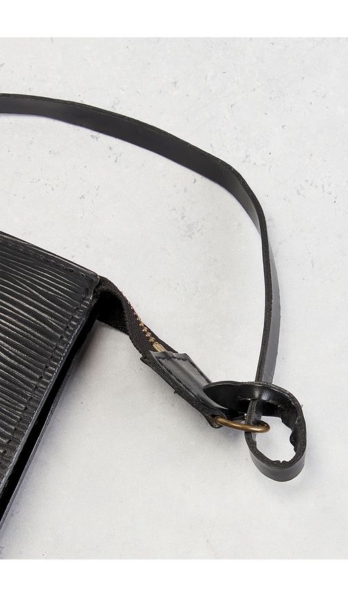 Louis Vuitton Epi Pochette Accessoires 21 Shoulder Bag in - FWRD Renew - Modalova