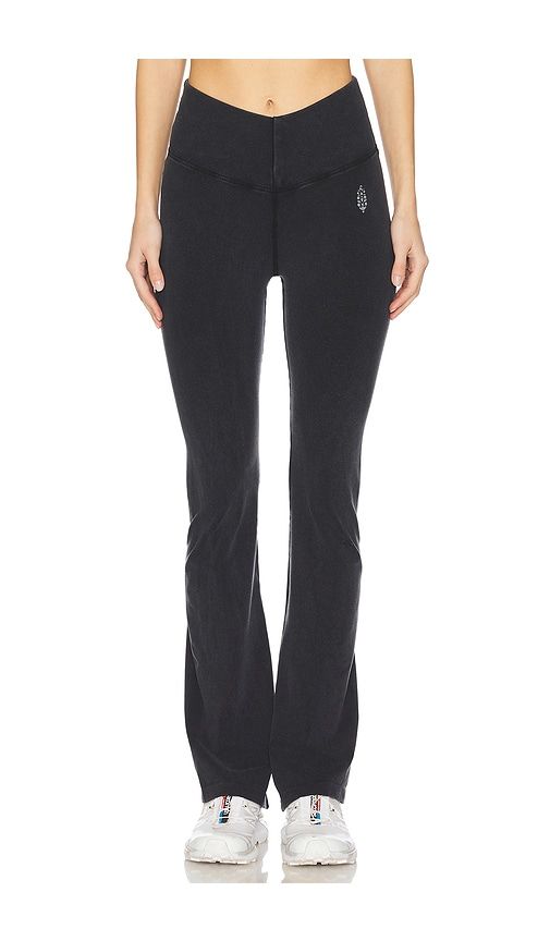 X FP Movement x REVOLVE Go To Flare Pant in Charcoal. - size M/L (also in XS/S) - Free People - Modalova
