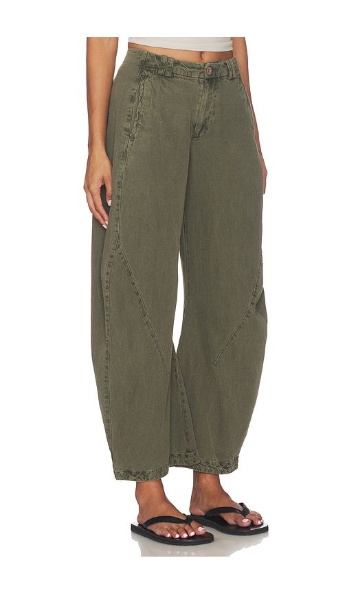 Spotlight Washed Trouser in Olive. - size 0 (also in 2, 4, 6, 8) - Free People - Modalova