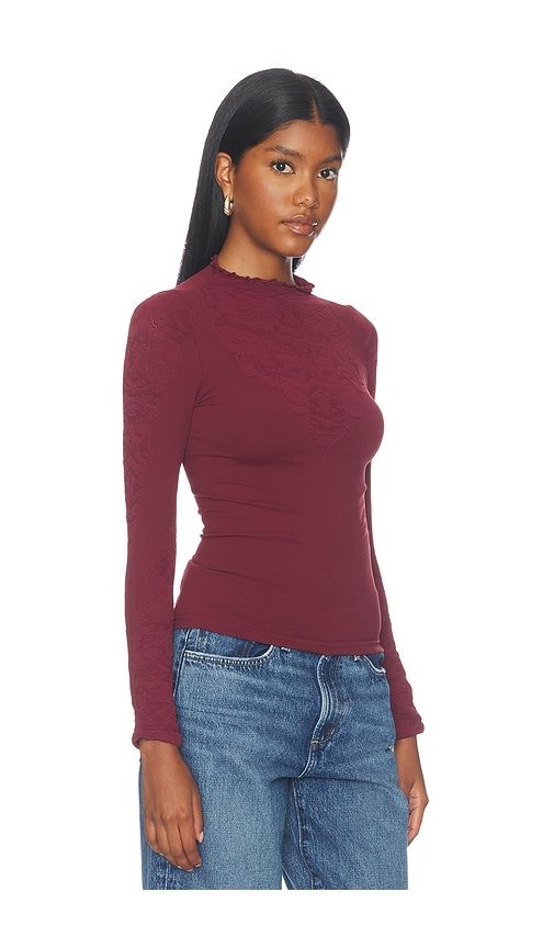 Mixed Feelings Mock Neck Tee in Wine. - size M/L (also in XS/S) - Free People - Modalova