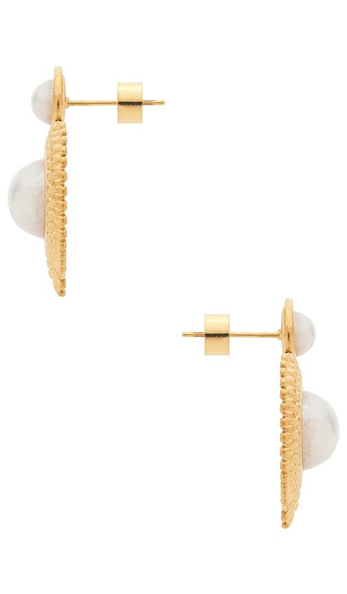 Dahlia Pearl Earrings in Metallic - Galley Los Angeles - Modalova