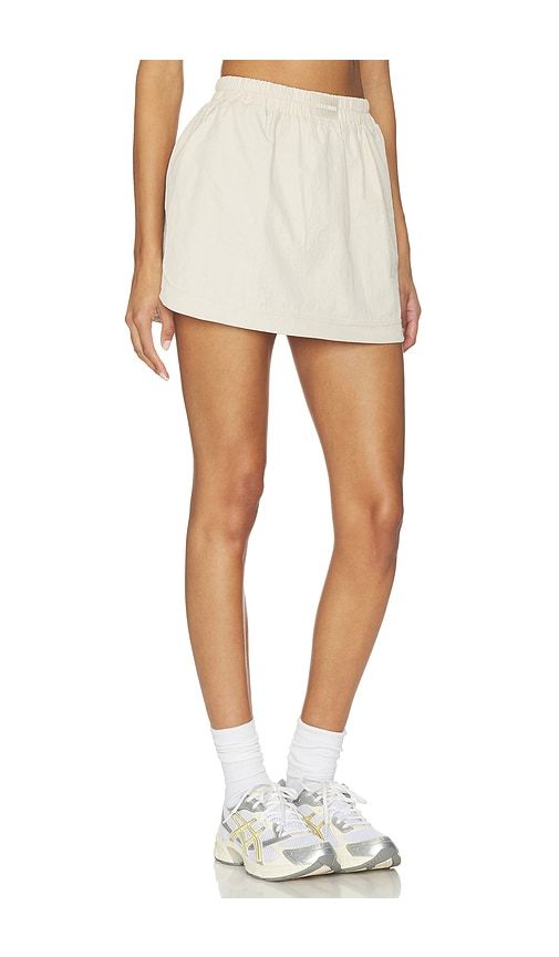 Active Ease Skirt in Cream. - size S (also in XS) - Gold Hinge - Modalova