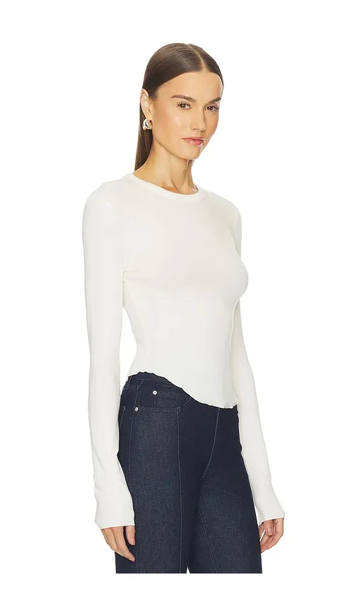 Scoop Hem Long Sleeve Tee in White. - size S (also in XS, M, L, XL) - GRLFRND - Modalova