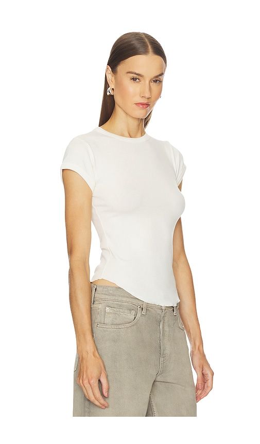 Scoop Hem Baby Tee in Ivory. - size L (also in M, S, XL, XS) - GRLFRND - Modalova