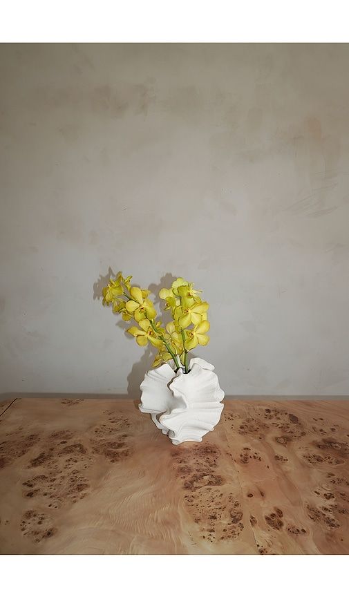 HueGah Home Gjeli Vase in White - HueGah Home - Modalova