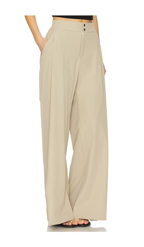 Daja Pants in Tan. - size L (also in XL) - Heroine Sport - Modalova