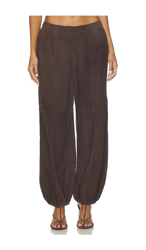 Sylvia Suede Mid Waist Pants in Brown. - size 32 (also in 34, 36, 38, 40) - HERSKIND - Modalova