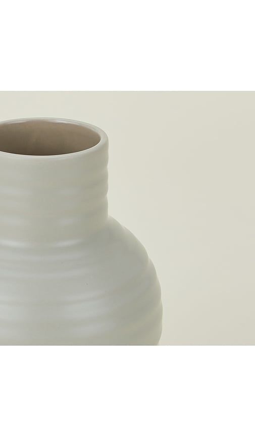 Large Essential Ceramic Vase in Grey - HAWKINS NEW YORK - Modalova