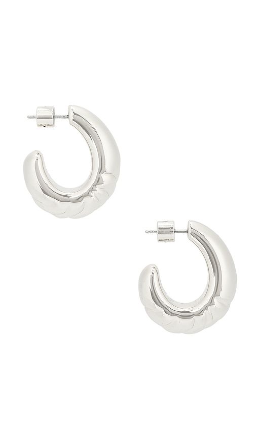 Slim Nelle Hoops in Metallic - Jenny Bird - Modalova