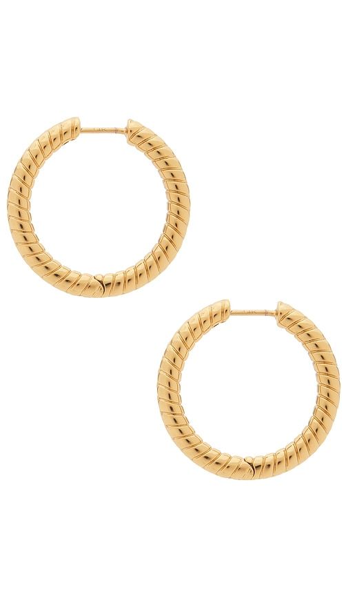 Madison Huggie Earrings in Metallic Gold - Jennifer Fisher - Modalova