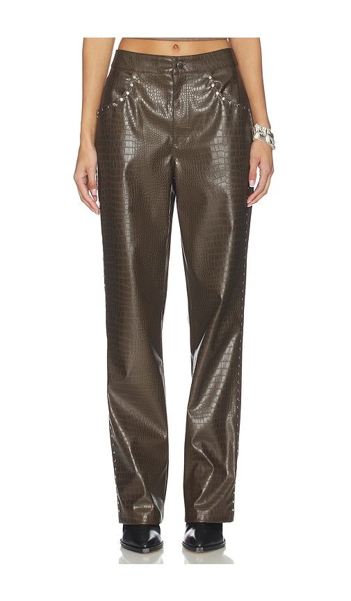 X REVOLVE Devin Faux Leather Croco Studded Pant in Chocolate. - size 24 (also in 25, 29, 30) - LAMARQUE - Modalova