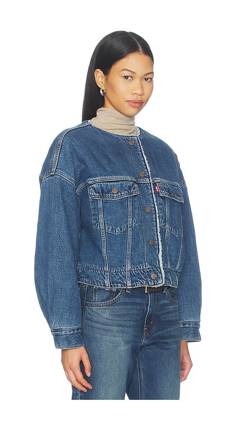 Collarless Crop Sherpa Trucker in Blue. - size L (also in M, S, XL, XS) - LEVI'S - Modalova