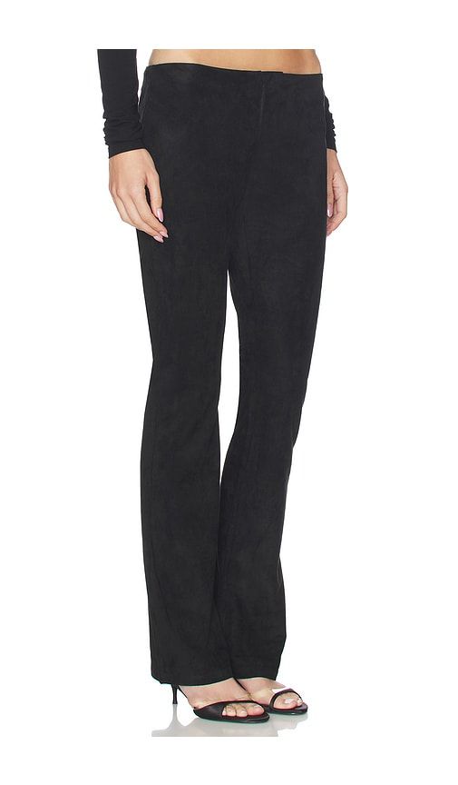 Low Waisted Slim Pant in Black. - size L (also in M, S, XL, XS, XXL) - LIONESS - Modalova