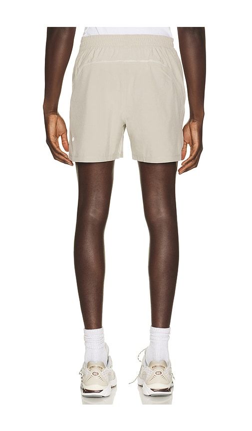 Pace Breaker Short 5 in Tan. - size L (also in M, S, XL/1X) - lululemon - Modalova