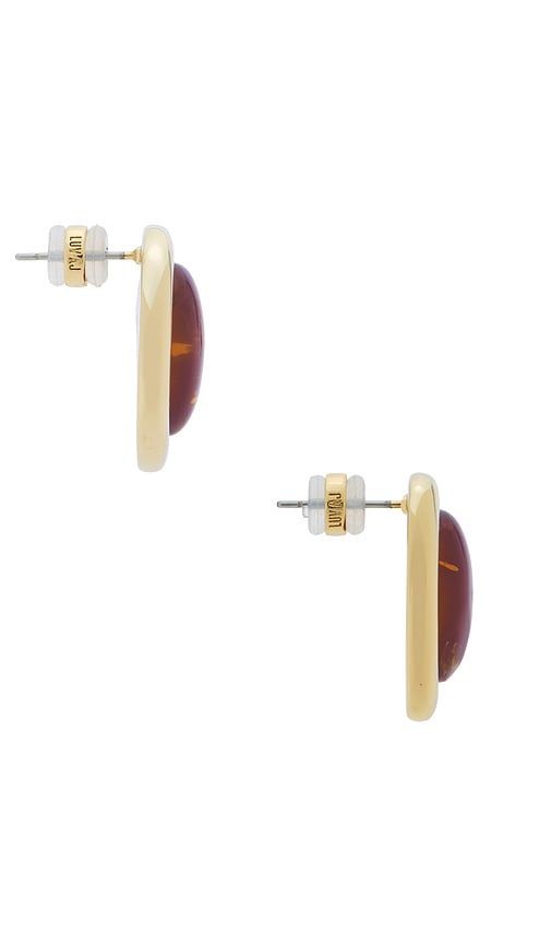 The Amber Honey Resin Stud Earrings in Metallic - Luv AJ - Modalova