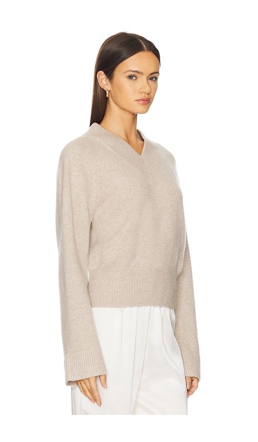 Premium Cashmere Raglan V Neck in Beige. - size L (also in M, S, XS) - NAADAM - Modalova