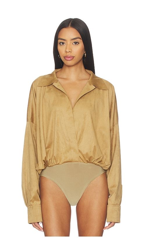Super Oversized Boyfriend Shirt Bodysuit in Tan. - size M (also in S) - Norma Kamali - Modalova