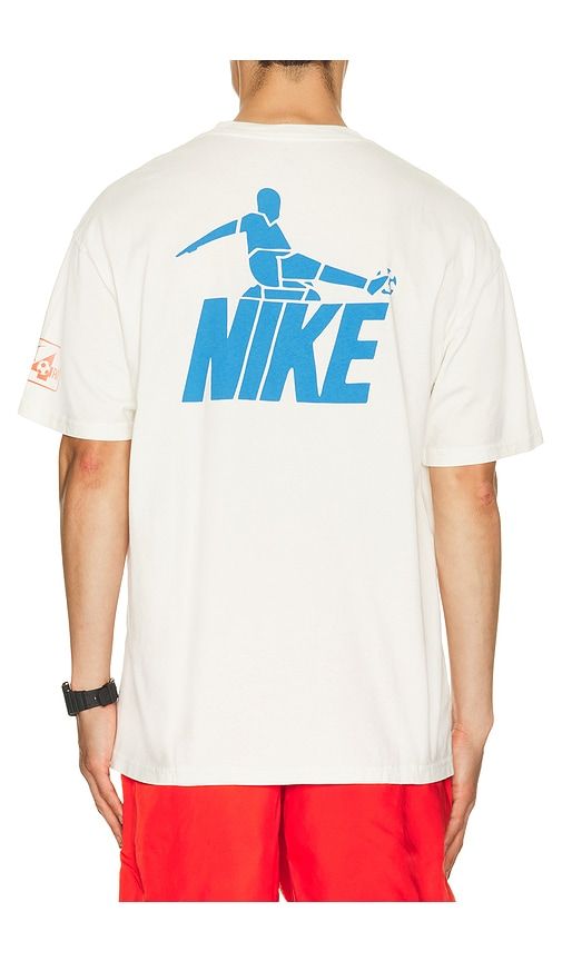 NSW Tee LSE Celeb Fb 2 in Cream. - size L (also in M, S, XL/1X) - Nike - Modalova
